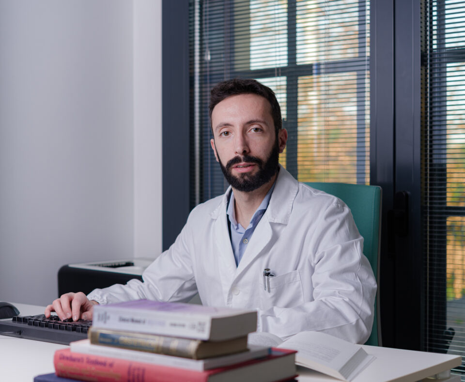 Dott. Gianluca Brunetti - Urologo ed Andrologo nel suo studio durante una visita medica specialstica